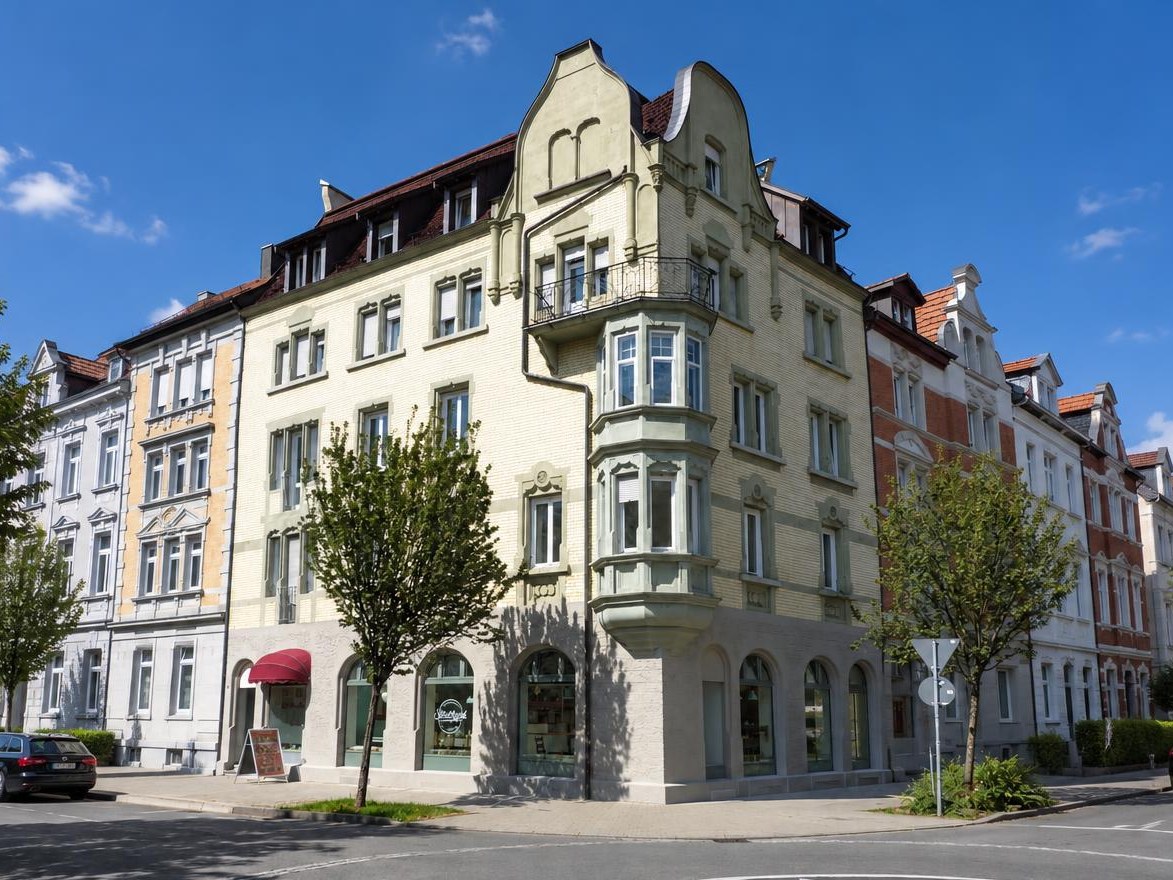 Historisches Eckhaus mit Gewerbe im Erdgeschoss und Wohnungen in den Obergeschossen