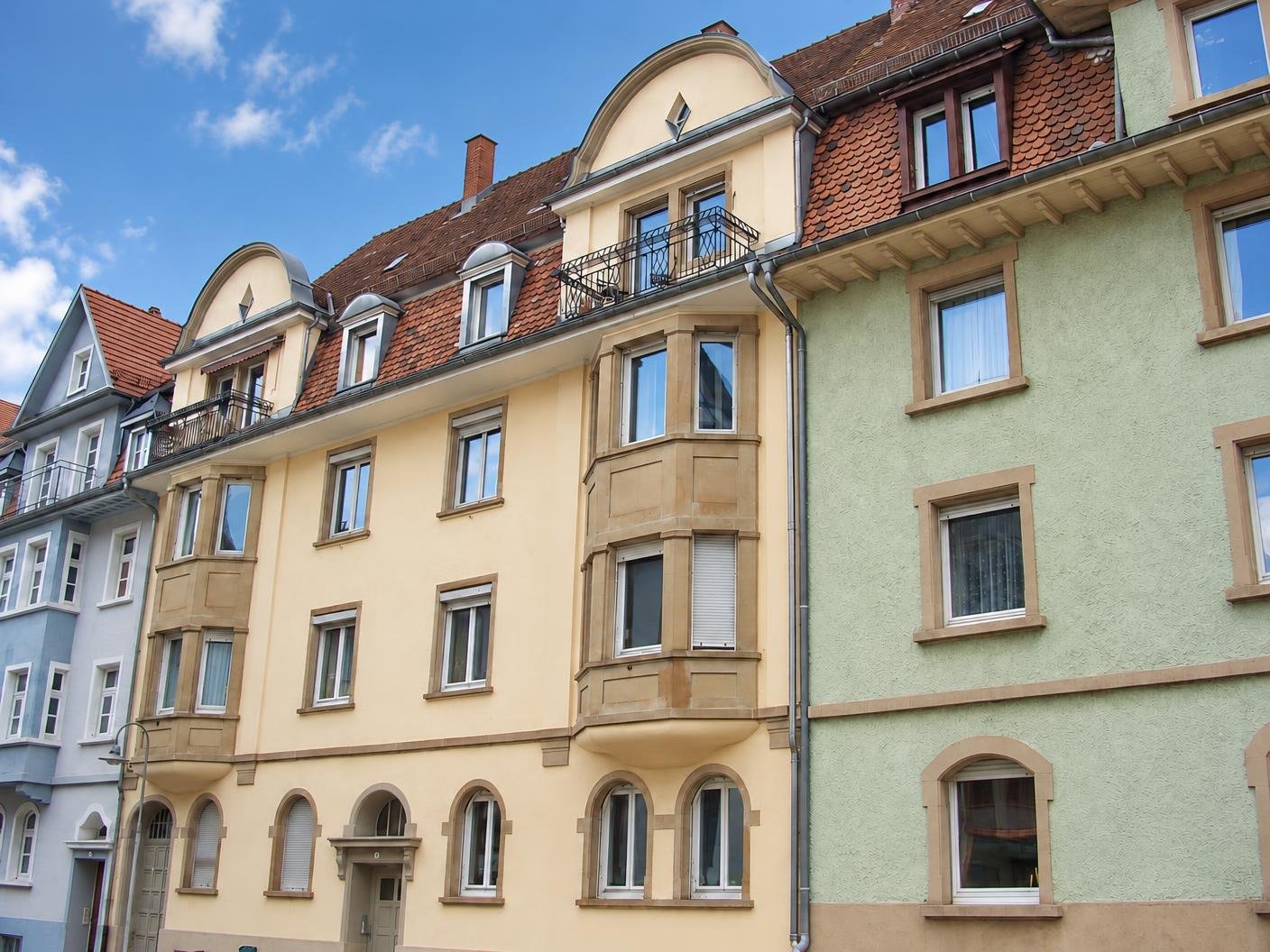 Mehrgeschossiges Wohnhaus mit Erkern und Ziegeldach